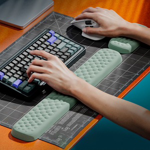 <span class=keywords><strong>Tapis</strong></span> <span class=keywords><strong>de</strong></span> <span class=keywords><strong>souris</strong></span> ergonomique pour le sport avec repose-poignet, massage par picots, mousse à mémoire <span class=keywords><strong>de</strong></span> forme, surface en cuir PU, base antidérapante en silicone, vente en gros, OEM, ODM - Product Image 3