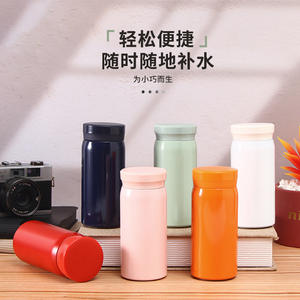 Bouteille d'eau isotherme en acier inoxydable rouge, mini-gobelet portable pour cadeau d'affaires - Product Image 4