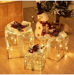 Decoración Navideña Creativa: Carroza de Ciervos de Hierro Forjado con Reno Luminoso y Caja de Regalo, Adorno para Ventana Navideña que Crea Atmósfera - Product Image 1