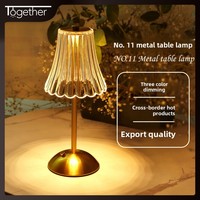Lampe de table LED tactile à intensité variable avec abat-jour en acrylique en forme de trompette, alimentée par batterie, veilleuse pour chevet et restaurant