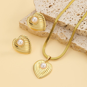 <span class=keywords><strong>Set</strong></span> di <span class=keywords><strong>Collana</strong></span> <span class=keywords><strong>e</strong></span> <span class=keywords><strong>Orecchini</strong></span> in Acciaio Inossidabile Premium - Ciondolo Placcato Oro con <span class=keywords><strong>Orecchini</strong></span> a Perno, Gioielli Raffinati - Product Image 3