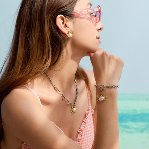 Pulsera de Cadena de Acero Inoxidable con Colgante de Cangrejo Dorado y Dije de Perla - Product Image 4