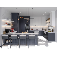 Meubles de cuisine modulaires de luxe modernes bleu marine et blanc, style Shaker, avec îlot cascade en marbre et évier de ferme