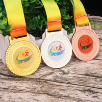 Médaille en métal noir plaqué or gravée au laser personnalisée avec rose 3D et ruban rouge et blanc pour promotion sur le thème du sport