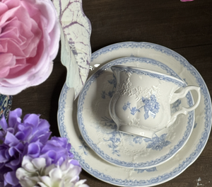 Juego de Vajilla de Cerámica con Relieve Floral Azul Vintage – Elegantes Platos de Porcelana, Soporte para Pasteles, Vajilla para Regalo de Boda - Product Image 1