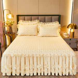 2022 New <span class=keywords><strong>Bed</strong></span> Rock Tröster Hochzeit <span class=keywords><strong>Full</strong></span> Size Spitze Samt Quilten Stickerei Bettwäsche Set Tages decke Bettdecke - Product Image 3