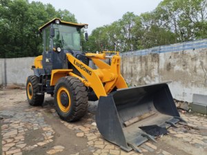 Chargeuse sur pneus LG 836 jaune d'occasion, engin de construction avec boîte de vitesses, pompe, moteur et châssis - Product Image 5
