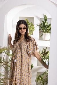 Vestido con estampado Buti color mostaza y mangas con doble volante para mujer, con cuello en V y detalle de blusa con pliegues para un estilo étnico elegante. - Product Image 4