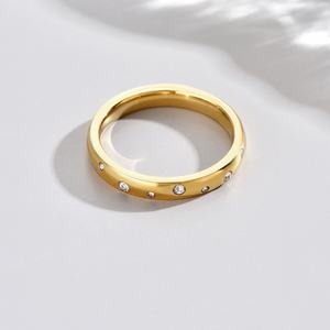 Vente en gros de nouvelles bagues en or de couleur or, serties de diamants de laboratoire, design classique et simple, alliage de métal précieux pour femmes, bijoux de tous les jours - Product Image 4