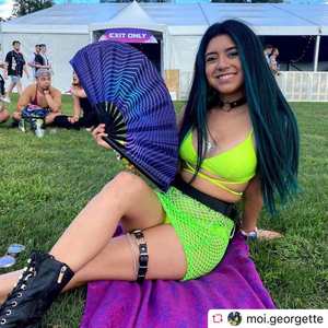 Abanico Plegable de Bambú Grande con Líneas Onduladas Holográficas, Reactivo a los Rayos UV, para Decoración de Fiestas Rave y EDM - Product Image 3