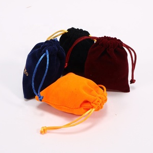 Vente en gros de pochettes à cordon en velours tendance avec logo personnalisé sac pour lunettes de soleil bouteille de parfum pochette à bijoux pour bagues et montres