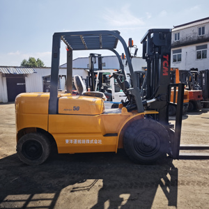 Montacargas TCM de 5 Toneladas, Motor Diésel Isuzu, Altura de Elevación de 3m, Modelo 2023 Usado, Desplazador Lateral Eléctrico, Neumáticos Sólidos Todoterreno - Product Image 6