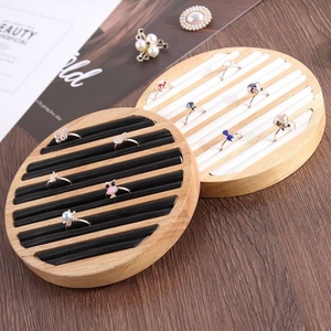 Plateau de présentation rond en bois massif et velours gaufré, personnalisé avec votre marque, pour boucles d'oreilles et bagues, idéal pour les comptoirs de Noël - Vente en gros - Product Image 5