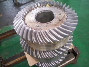 Engranaje cónico espiral de aleación de acero forjado OEM de alta confiabilidad en varias industrias - Product Image 4