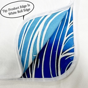 Asciugamano da spiaggia in microfibra Tropical Flamingo, 1 pezzo, leggero e ad asciugatura rapida, design vibrante con palme e vista sull'oceano - Product Image 6