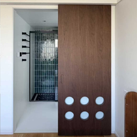 Porte fantôme avec design à trous ronds, motif imitation bois ; style minimaliste, idéale pour une utilisation dans la salle de bain.