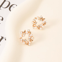 Anting-anting bunga mutiara desain jarum perak anting-anting kancing mutiara imitasi cabang zaitun berlapis emas