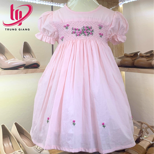 Vestidos para Niñas, Ropa Infantil con Bordado Smocked, Tela de Algodón Rosa con Diseño Floral Personalizado para Venta al Por Mayor, Ropa para Niños de 3 Meses a 10 Años - Product Image 1