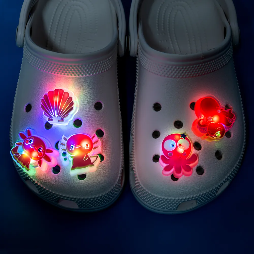 รองเท้าพีวีซีมีไฟ LED โลโก้ตามสั่งสไตล์น่ารัก1รูปกระต่ายน่ารักเครื่องประดับรองเท้าดีไซน์แบบแวววาว