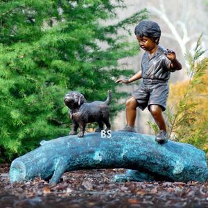 Sculpture de statue de jardin en bronze grandeur nature avec enfants heureux jouant main dans la main - Product Image 2