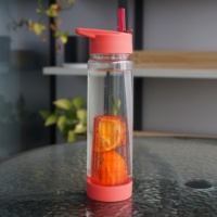 Bouteille de sport 750 ml/25 oz en Tritan cristallin sans BPA, avec couvercle à clapet et paille, anti-fuite, résistante à l'eau bouillante, compatible lave-vaisselle, avec infuseur à thé et fruits