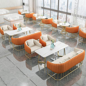 Conjunto de sofás de hotel en cuero naranja con marco dorado para recepción, salón, cafetería, área de espera - Product Image 1