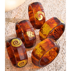 JINYOU 2157 Toptan Vintage Kehribar Rengi Akrilik Bilezik Altın İşlemeli Güneş Deniz Kabuğu Tasarımlı Hediyelik Bileklik - Product Image 4