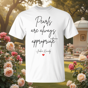 Las perlas siempre son apropiadas, camiseta con cita de Jackie Kennedy, cuello redondo blanco - Product Image 3