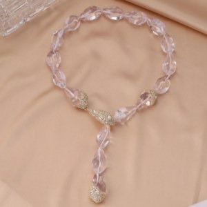 Collar de Lujo con Colgante Grande en Forma de Y, Chapado en Oro, con Cristales Transparentes Irregulares de Resina Lucite - Product Image 4