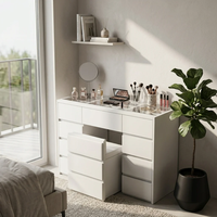 Coiffeuse blanche luxueuse avec peinture pulvérisée, design unique, incluant une chaise escamotable et des tiroirs de rangement