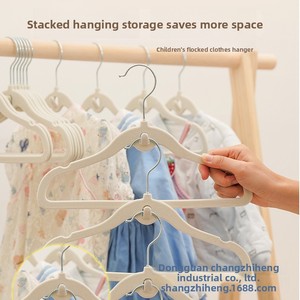 Cintre en plastique à crochets pour enfants avec finition floquée douce antidérapante et sans trace, support de rangement polyvalent pour vêtements secs et mouillés pour <span class=keywords><strong>les</strong></span> tout-<span class=keywords><strong>petits</strong></span> - Product Image 2