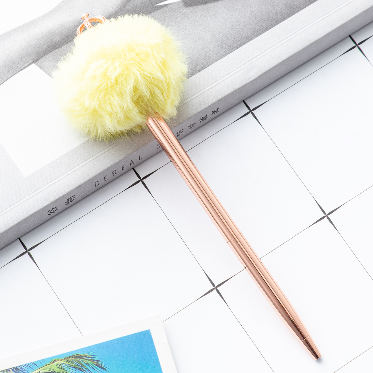 ลูกบอลสีเหลืองมงกุฎ