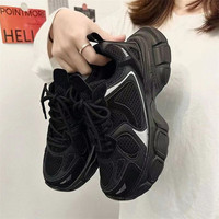 Baskets de sport pour femmes blanches respirantes vente en gros Chaussures à plateforme épaisses légères pour femmes Caractéristique flexible pour l'automne et le printemps