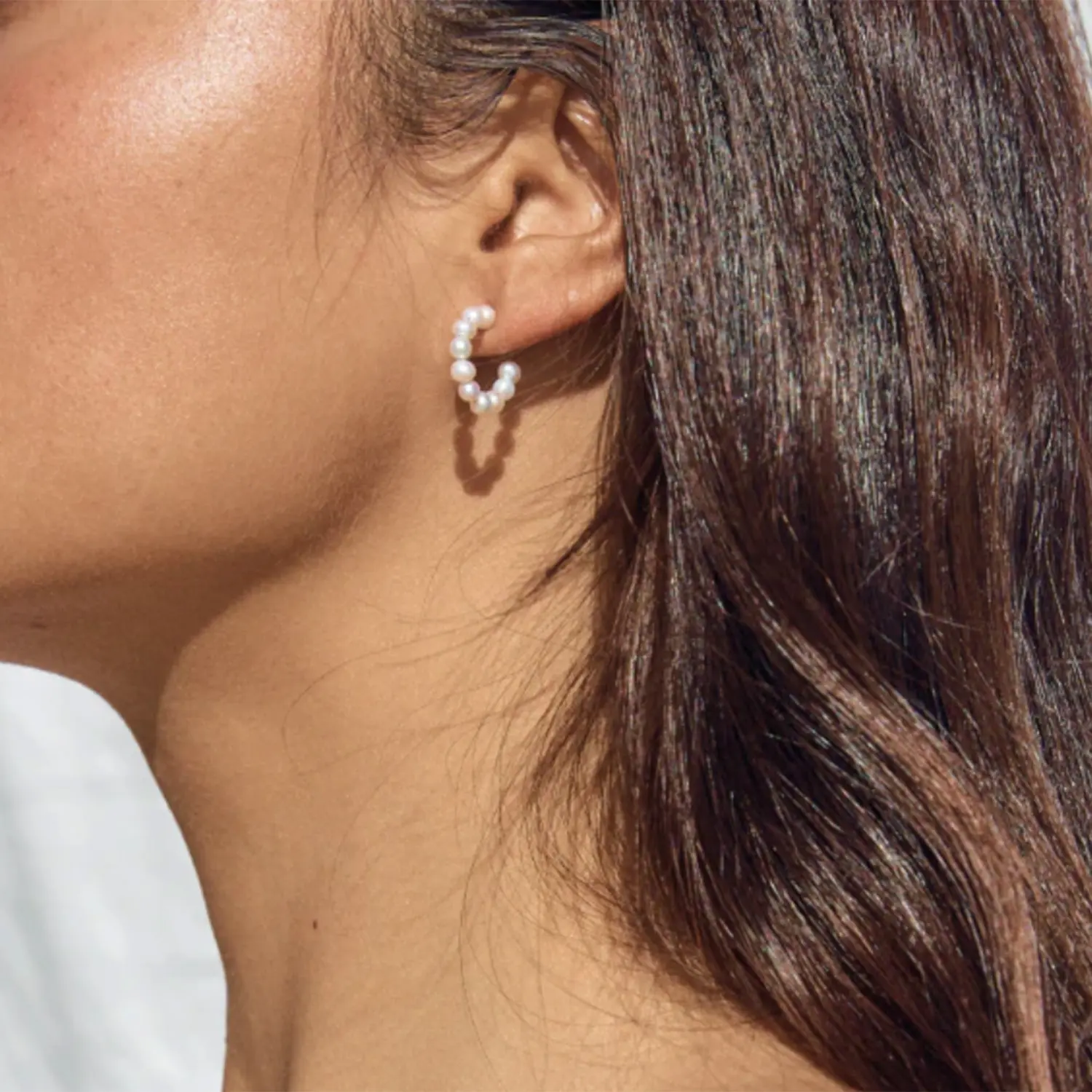 Anting-anting mutiara gaya Perancis, perhiasan anting-anting berbentuk C baja tahan karat 20mm, anting-anting lingkaran mutiara Mini untuk wanita
