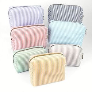 Bolsa de Maquillaje de Poliéster Seersucker a Rayas al por Mayor - Ligera, de Pequeña Capacidad, Resistente al Agua, Portátil, con Cremallera Dorada y Logotipo Personalizado - Product Image 1