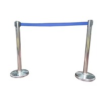 Poteau de délimitation mobile en acier inoxydable avec sangle rétractable pour le contrôle des foules et la gestion des files d'attente, idéal pour banques, aéroports, centres commerciaux et expositions
