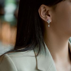 Pendientes de Plata 925 con Baño de Oro de 18K y Circonita Cúbica 5A en Forma de Flor de Iris, Diseño Exclusivo Dylam Charm para Mujer - Product Image 3
