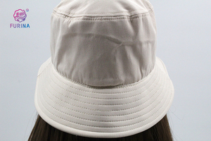 Conveniente Peluca de pelo ligero, pelo largo y rizado <span class=keywords><strong>con</strong></span> sombrero de cubo, peluca sintética para mujeres asiáticas para una hermosa niña - Product Image 6