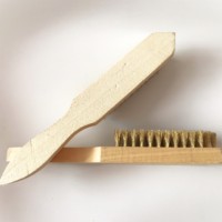 Brosse à fil d'acier souple à long manche en bois, revêtement laiton, modèle personnalisable OEM 8072-27, longueur des poils 2CM, nettoyage de la rouille, naturelle