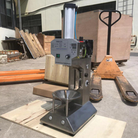 Machine automatique à haute efficacité, alimentée par moteur, en acier inoxydable, pour l'épluchage et la découpe des noyaux de noix de coco vertes