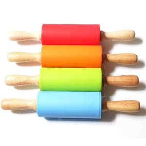 Rodillo de silicona ecológico con mango de madera, rodillo para masa de tamaño pequeño, herramienta para hornear, incluye cortadores de repostería - Product Image 1