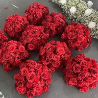 Vente en gros de boules de fleurs artificielles modernes faites à la main en soie blanche et rose, centre de table pour mariage, décoration d'événements, fleurs artificielles