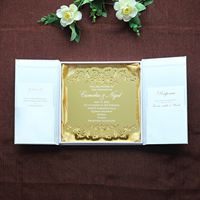 Invitation de mariage personnalisée en tissu de soie, dans un coffret, avec découpe laser en acrylique miroir doré, boucle en diamant et ruban.