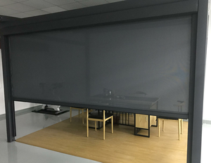 Pergola bioclimatique motorisée en aluminium pour usage familial avec télécommande, résistante au vent et utilisable toute l'année - Product Image 4