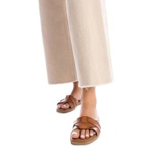 Sandalias Planas para Mujer Refresh, Color Taupe, de Cuero, Estilo Chanclas, Tacón Bajo, Cómodas, para Verano - Product Image 5