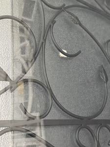 Tập trung vào nghề thủ công bằng sắt rèn phức tạp, có các mẫu cuộn hình chữ S thường thấy, với kính mờ. - Product Image 3