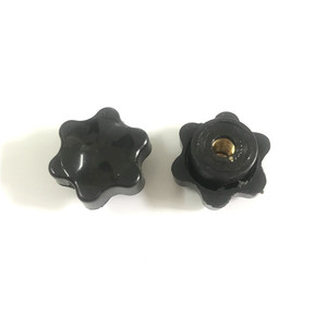 Boutons de serrage manuels en forme d'étoile avec tête en caoutchouc, inserts à filetage métrique, finition phosphate noire, pour fixation d'équipement et réglage flottant - Product Image 1