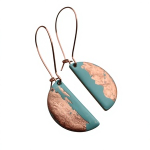 Boucles d'oreilles créoles fantaisie élégantes 2026 pour femmes, en résine acrylique colorée, bijoux tendance de qualité supérieure, cadeaux pour fêtes - Product Image 5