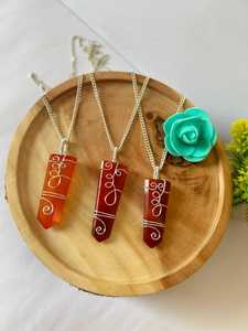 Pendentif plat élégant en cornaline rouge fait à la main collier en cristal poli enveloppe de fil énergie ciblée guérison inspiré Feng Shui ange - Product Image 2