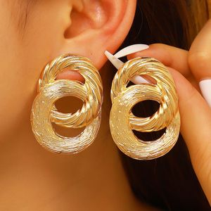 Boucles d'oreilles clous géométriques et en forme de <span class=keywords><strong>c</strong></span>œur en alliage de zinc plaqué or - Double anneau en <span class=keywords><strong>C</strong></span> et design torsadé - Cadeau tendance pour femme - Product Image 3